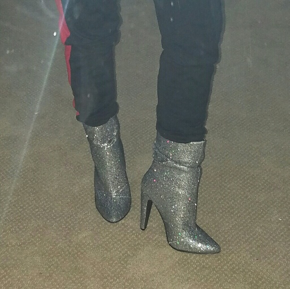 heavenlyscloset Shoes - Silver Heeled Glitter Booties